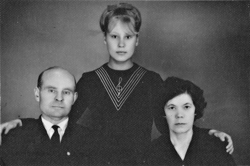 Константин Петрович Тюльков с дочерью Ольгой и женой Антониной Павловной