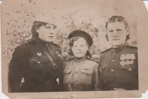 (1943 г., Мария Матвеевна на фото справа)