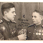 Маслёнок Дмитрий Арсентьевич (слева). Фото 1943 г. 