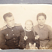 Послевоенное фото Соколовых: мои отец, тетя и бабушка