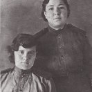 Гуртовая Тамара Львовна (сидит) с подругой Исаевой Анной 1944 г.