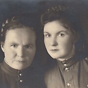 Горева Анна Николаевна (слева) Фото 23.12.1944 г.